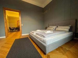 a large bed in a room with a table at Wohnperle*GroßerGarten*Villa in Dresden