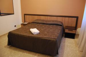 Un dormitorio con una cama con una toalla. en Villamelchiorre 1, en Milán