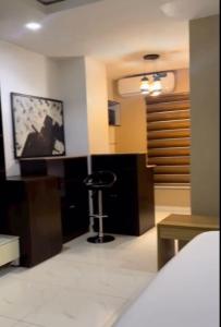 Ένα ή περισσότερα κρεβάτια σε δωμάτιο στο S A Luxury Apartments