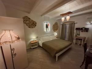 ein Schlafzimmer mit einem Bett, einem Tisch und einer Lampe in der Unterkunft Sidus Rooms in Sona