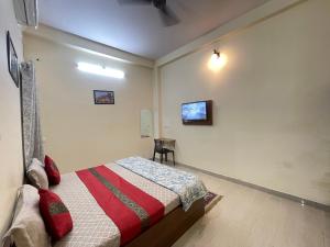 Postel nebo postele na pokoji v ubytování Kashi Paradise Stay by visitkashi
