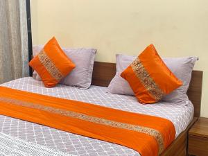 Postel nebo postele na pokoji v ubytování Kashi Paradise Stay by visitkashi