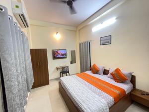 Postel nebo postele na pokoji v ubytování Kashi Paradise Stay by visitkashi