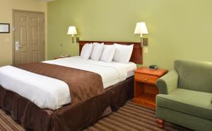 Säng eller sängar i ett rum på Americas Best Value Inn and Suites Little Rock