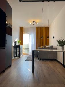Kuchyňa alebo kuchynka v ubytovaní Sky apartment Wieża Jeżyce-widok, komfort, parking-APC APARTMENTS