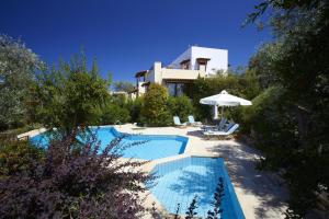 ein Swimmingpool vor einem Haus in der Unterkunft Villa DiStella in Prinés