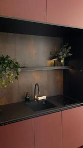Kuchyňa alebo kuchynka v ubytovaní Sky apartment Wieża Jeżyce-widok, komfort, parking-APC APARTMENTS