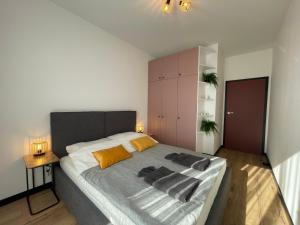 Posteľ alebo postele v izbe v ubytovaní Sky apartment Wieża Jeżyce-widok, komfort, parking-APC APARTMENTS