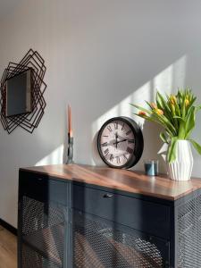 Televízia a/alebo spoločenská miestnosť v ubytovaní Sky apartment Wieża Jeżyce-widok, komfort, parking-APC APARTMENTS