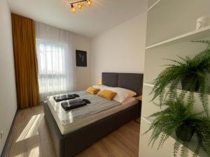 Posteľ alebo postele v izbe v ubytovaní Sky apartment Wieża Jeżyce-widok, komfort, parking-APC APARTMENTS