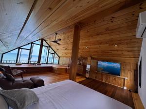 a bedroom with a bed and a large window at Chaloklumbay resort2 in Mae Haad