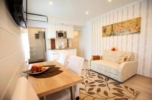 cocina y comedor con mesa y silla en Karusselli Apartement, en Pärnu