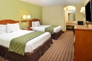 Americas Best Value Inn and Suites Little Rock tesisinde bir odada yatak veya yataklar