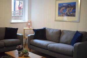 un soggiorno con un divano e un tavolo di Fabulous cottage in the heart of the New Forest - Great for families and groups, sleeps 9 a Brockenhurst