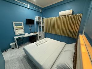 Una cama o camas en una habitación de Lopburi Sity hotel โรงแรมลพบุรี ซิตี้