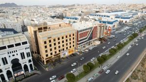 Una vista aérea de una ciudad con una carretera y edificios. en Bellevue Park Hotel, en Taif