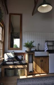 SOUSIE'S RUSTIC STAY的厨房或小厨房