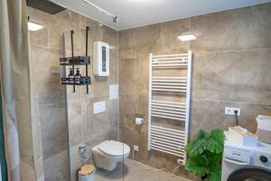Koupelna v ubytování FEEL GOOD HOMES Ruhig-Klimaanlage-WLAN-Regendusche + 50 fotografií