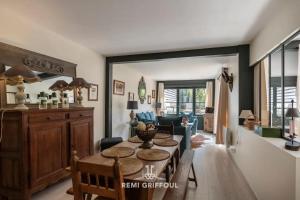 een eetkamer met een tafel en een woonkamer bij La Terrasse de Pom Cozy Comfort City Center 2 Guests in Honfleur