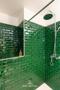 een badkamer met groene metrotegels en een spiegel bij La Terrasse de Pom Cozy Comfort City Center 2 Guests in Honfleur +21 foto's