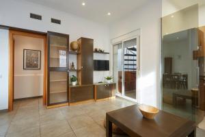 a living room with a table and a dining room at Casa tranquila cerca de Barcelona in Hospitalet de Llobregat