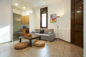 a living room with a couch and a table at Casa tranquila cerca de Barcelona in Hospitalet de Llobregat