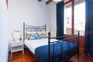 Un dormitorio con una cama negra y una ventana. en Tranquilo y luminoso apartamento en el Eixample, en Barcelona