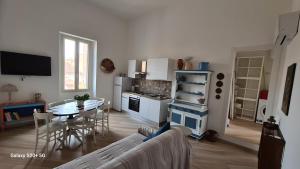 Kuchyň nebo kuchyňský kout v ubytování Mirto's House - La Maddalena + 14 fotografií