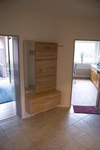 ein Schlafzimmer mit einer Holzkommode in einem Zimmer in der Unterkunft Aaltine 1 in Bad Bentheim