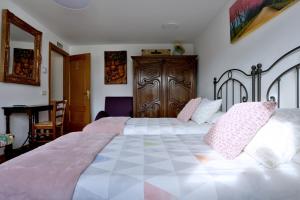 Postel nebo postele na pokoji v ubytování Casa Rural Basaula + 77 fotografií