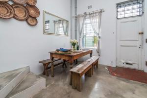 Φωτογραφία από το άλμπουμ του The Old Shop loft apt in the heart of Kalk Bay σε Kalk Bay