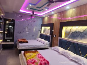 Postel nebo postele na pokoji v ubytování Hotel Dwarkadhish Tarapith