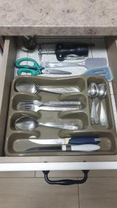 un vassoio di utensili da cucina in un cassetto di Джамбула 177 a Kökşetaw Altre 18 foto
