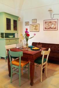 una sala da pranzo con tavolo e sedie in legno di Casa Antica Cibbun a Martina Franca