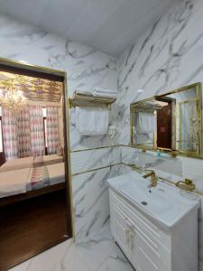 Ванная комната в Hotel Gulnaraxanum Boutique This hotel is nearby the center of the old city Every room decorated in the unique style