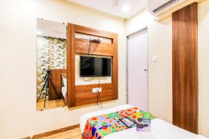 TV a/nebo společenská místnost v ubytování FabHotel Arton Suite - Nr Mumbai International Airport