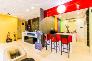 Kuchyň nebo kuchyňský kout v ubytování FabHotel Arton Suite - Nr Mumbai International Airport