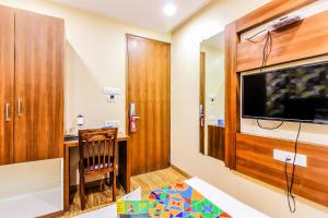 TV a/nebo společenská místnost v ubytování FabHotel Arton Suite - Nr Mumbai International Airport