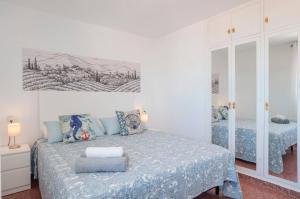 Postel nebo postele na pokoji v ubytování 041 - Los Porches Beach Apartment + 25 fotografií