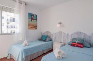 Postel nebo postele na pokoji v ubytování 041 - Los Porches Beach Apartment