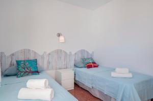 Postel nebo postele na pokoji v ubytování 041 - Los Porches Beach Apartment