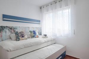 Postel nebo postele na pokoji v ubytování 041 - Los Porches Beach Apartment