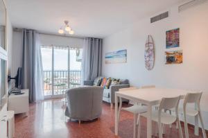 TV a/nebo společenská místnost v ubytování 041 - Los Porches Beach Apartment