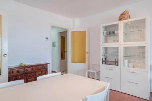 Kuchyň nebo kuchyňský kout v ubytování 041 - Los Porches Beach Apartment