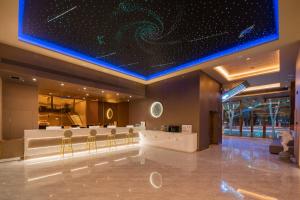 Area soggiorno di Dequan Luxury Hotel Bird's Nest BranchCoffee, fruits, snacks, a gym and a laundry room are provided for free in the lobby