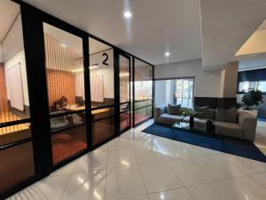 Posezení v ubytování Modern spacious 1BR apartment at The Bolton Rosebank