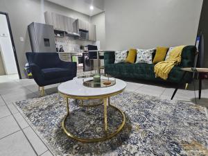 Posezení v ubytování Modern spacious 1BR apartment at The Bolton Rosebank