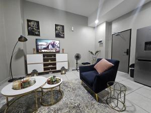TV a/nebo společenská místnost v ubytování Modern spacious 1BR apartment at The Bolton Rosebank