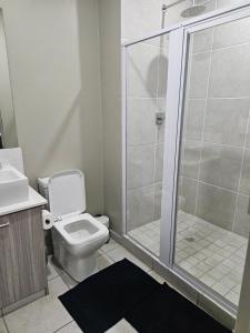 Koupelna v ubytování Modern spacious 1BR apartment at The Bolton Rosebank