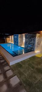 - un banc avec un court de tennis la nuit dans l'établissement Ap Classic - Pousada Flor da Serra - Mulungu, à Mulungu